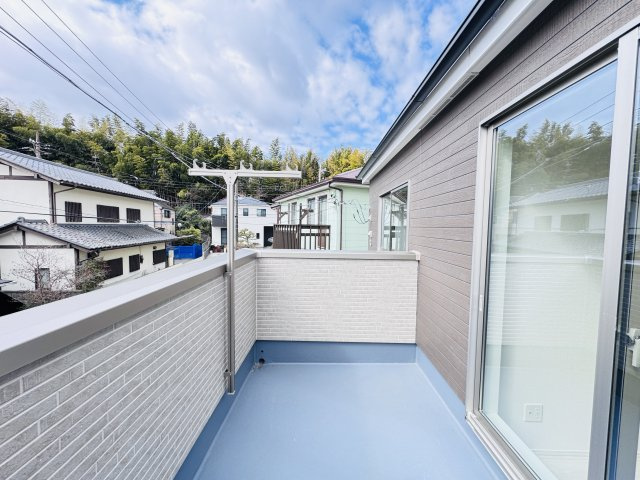 市川市下貝塚３丁目新築戸建【宮久保小学校：9分】のバルコニー|寝室前・南向きルーフバルコニー・日当たり良好♪