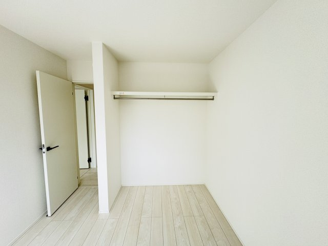 市川市下貝塚３丁目新築戸建【宮久保小学校：9分】の収納|5.25帖洋室収納・オープンクローゼット