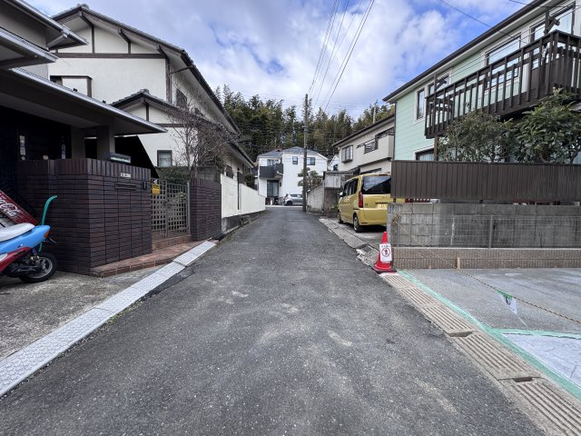 市川市下貝塚３丁目新築戸建【宮久保小学校：9分】の前面道路含む現地写真|南側前面道路