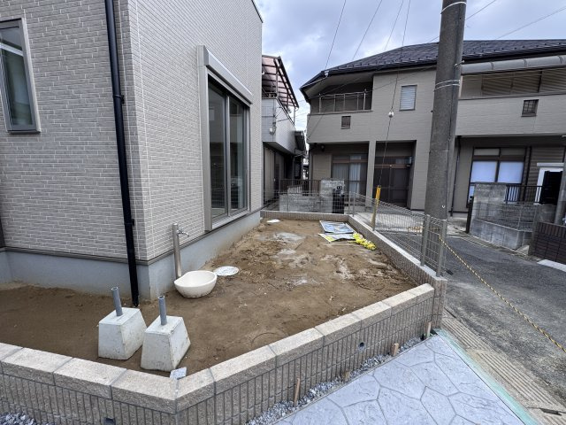 市川市下貝塚３丁目新築戸建【宮久保小学校：9分】の庭|南側庭スペース・立水栓付き