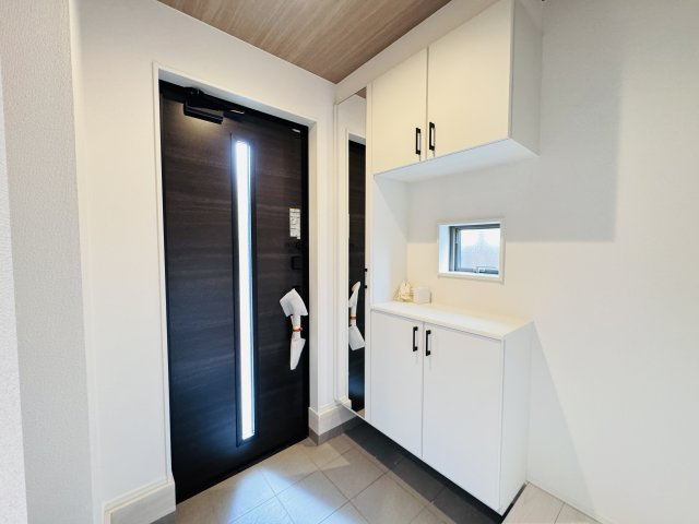 市川市下貝塚３丁目新築戸建【宮久保小学校：9分】の玄関|玄関ホール・ミラー付きシューズボックス