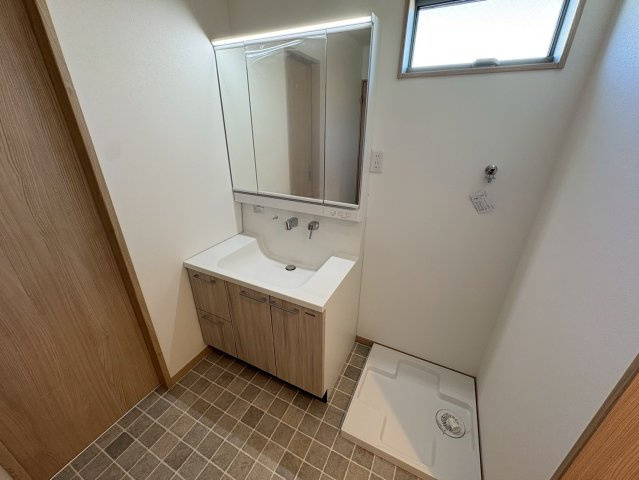西舞子9丁目 新築戸建ての独立洗面台|中に収納できます