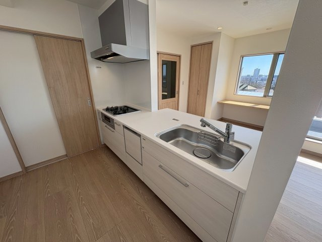 西舞子9丁目 新築戸建てのキッチン|陽射しの届く対面式キッチンです