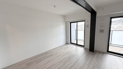 【居間・リビング】 | エステムコートパークウイングス | 6帖の洋室には室内の気温を一定に保つ遮光ウインドウフィルム施工