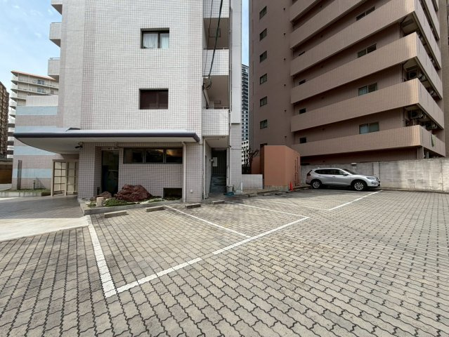 アスティオン梅田の駐車場