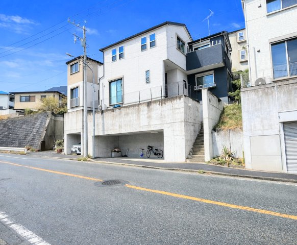 【外観】 | ◆◇横浜市保土ケ谷区東川島町　中古戸建◇◆ | ◆堂々たる趣ながら、主張し過ぎずどこか余裕を感じさせるシャープなフォルムで佇む邸宅は、晴天の空と照らし合わせる事で、本来あるべき完成形の姿を見せてくれます。