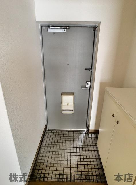 プラムインBの玄関