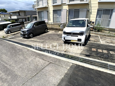 【駐車場】 | 羽根ハイツ | 駐車場に車を止められます