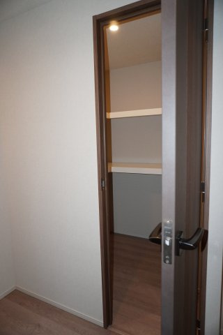 プレミアムレジデンス町屋の収納|キッチンの収納です　（同タイプ他室）