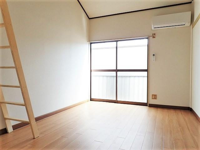 吉田マンションの居間・リビング