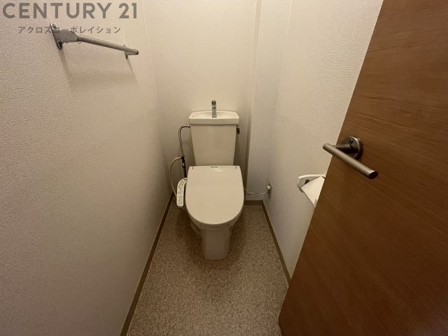温水洗浄便座付きのトイレです♪