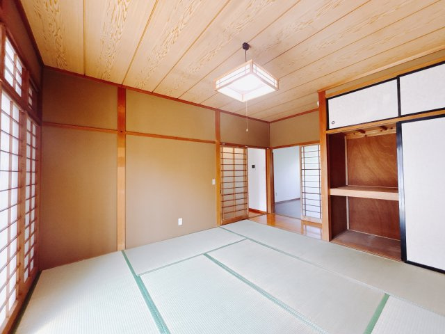 【中古戸建】前橋市鳥取町1期　の和室|■和室｜意外と場所をとるアイロンがけや、お洗濯物を畳むときにも広々と使うことができ、ちょっと一休みしたいとき、すぐに横になれるのも魅力です♪