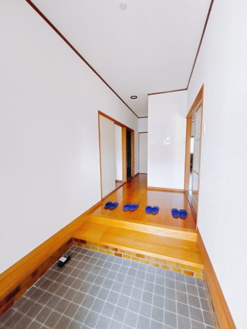 【中古戸建】前橋市鳥取町1期　の玄関|■玄関｜毎日の「いってらっしゃい」や「お帰りなさい」を大切なご家族と過ごす玄関は〈使いやすさ〉を追求しております。玄関横の物入は急な来客時でもさっとお片付けできるスペースを確保しています。