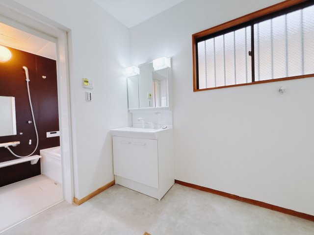 【中古戸建】前橋市鳥取町1期　の独立洗面台|■洗面室｜大きな鏡で朝の身支度もラクラク♪毎日の忙しい準備が楽しくなる洗面所です(^^♪