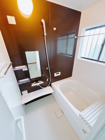 【中古戸建】前橋市鳥取町1期　の浴室|■浴室｜デザイン性に優れた浴室♪1日の疲れを癒す、ゆったりとしたバスタイムをぜひお過ごしください(*＾＾*)大きな窓付きで嬉しい♪