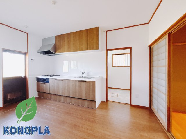 【中古戸建】前橋市鳥取町1期　のキッチン|■キッチン｜ワークトップの幅が広く、お子様といっしょにお料理をつくったり、ちょっとしたパーティーも楽しめます。フラットなのでお掃除がしやすいのもポイントです♪