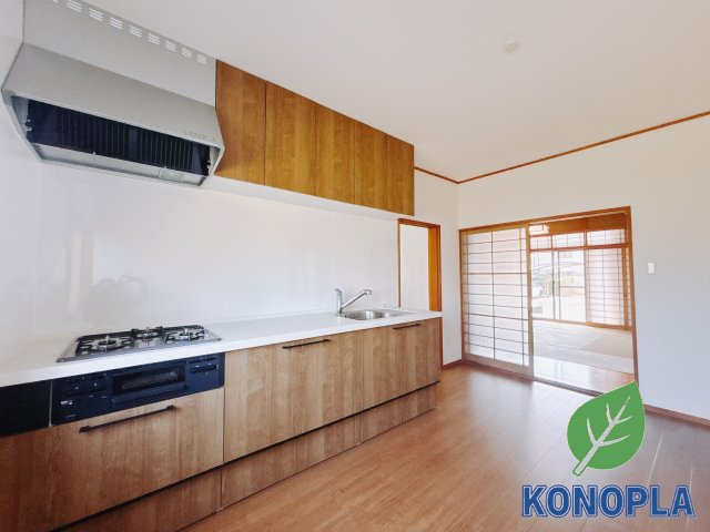 【中古戸建】前橋市鳥取町1期　のキッチン|■キッチン｜大きなお鍋や調理用具のも出し入れラクラクな収納がたっぷり！毎日使う場所だからこそ、無理のない姿勢で作業できるのは嬉しいポイントですね(*＾＾*)♪