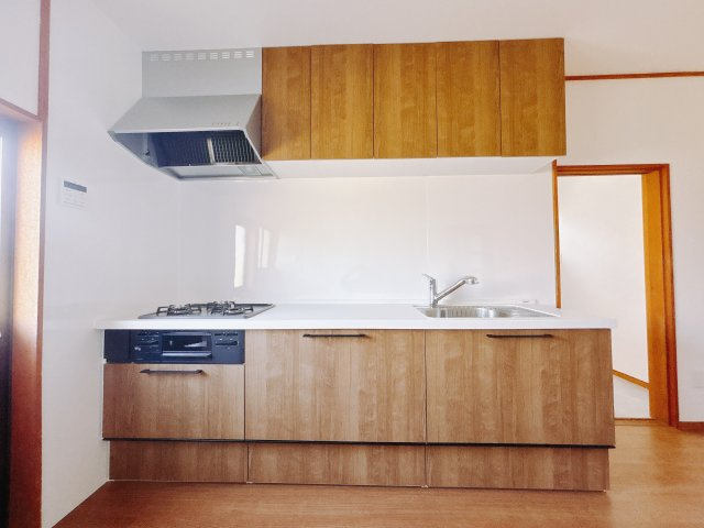 【中古戸建】前橋市鳥取町1期　のキッチン|■キッチン｜ワークトップ下には、圧力鍋やパスタ鍋などのかさばる調理器具もラクラク収納可能なスライド収納！ものが溢れがちなキッチン回りもスッキリきれいに管理ができます♪