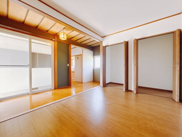 【中古戸建】前橋市鳥取町1期　の居間・リビング|■リビング｜落ち着きのある表情を見せるリビングダイニング。太陽の光がたっぷり差し込むリビングは、自然とご家族が集まる居心地の良い空間です。