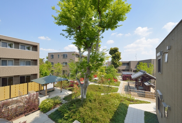 扇グリーンヴィレッジ　Ａのエントランス|★中庭には四季折々の植栽があふれており入居者様を迎えてくれます★