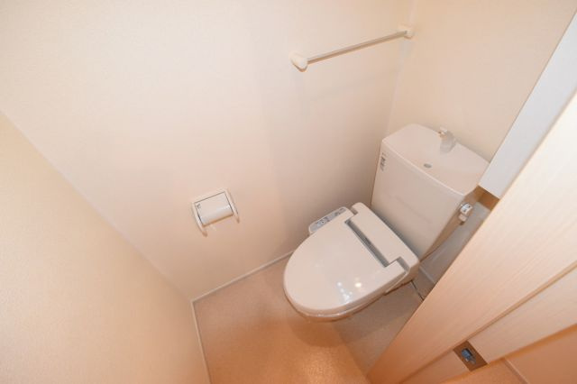 温水洗浄便座付きのトイレです♪