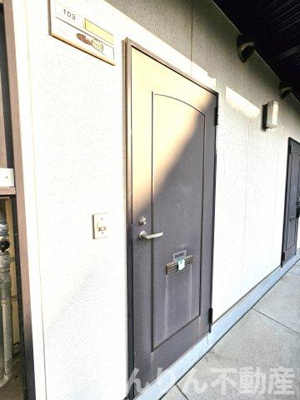 【玄関】 | レジデンスイマイ | 収納もある玄関です