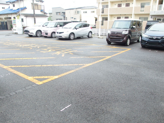 リュー・ボヌールⅢの駐車場