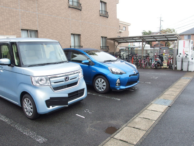 リュー・ボヌールⅢの駐車場