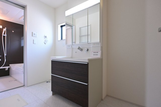 【独立洗面台】 | 大泉町第6仙石　一建設＜全５棟＞ | 3面鏡付きの洗面台は後ろが見えるのでヘアセットがバッチリ決まります！