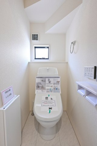 【トイレ】 | 大泉町第6仙石　一建設＜全５棟＞ | 暖房便座などがついた洗浄機能付きトイレです。
