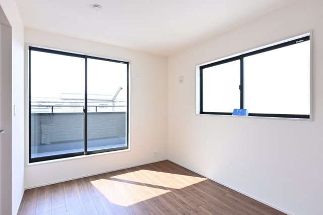 【洋室】 | 大泉町第6仙石　一建設＜全５棟＞ | 2階のベッドルームはバルコニーとつながっています。
たっぷり光が入るので気持ちよく目覚められます♪ 