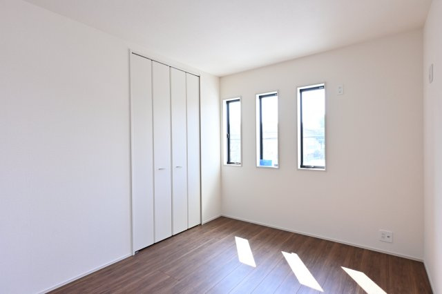 【洋室】 | 大泉町第6仙石　一建設＜全５棟＞ | 3連スリット窓の明るい洋室は子供部屋にもピッタリです♪