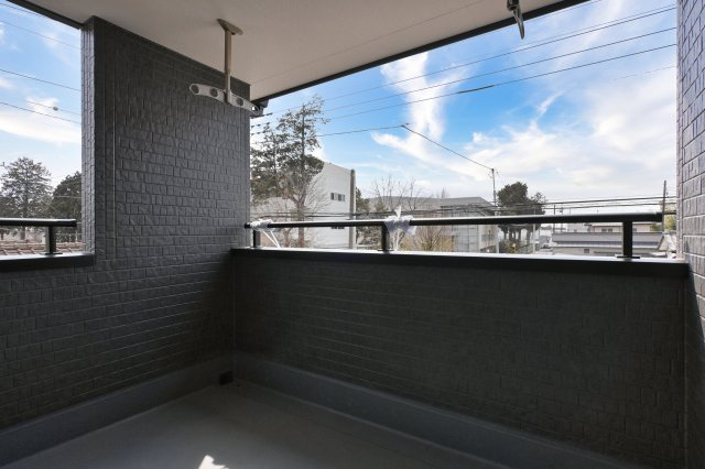 【バルコニー】 | 大泉町第6仙石　一建設＜全５棟＞ | バルコニーは屋根付きのインナーバルコニーとなっております。
洗濯物を突然の雨から守ってくれます♪