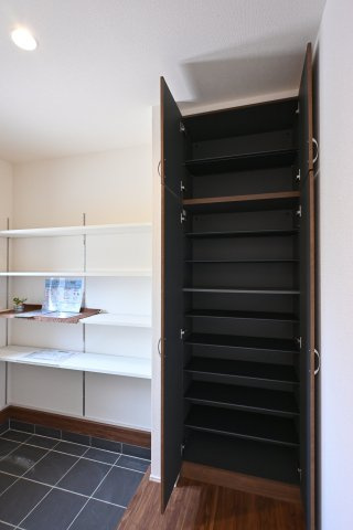 【玄関】 | 大泉町第6仙石　一建設＜全５棟＞ | 天井までの高さがあるたっぷり玄関収納。可動棚で調整可能ですので、背の高いブーツもすっぽり収まります。