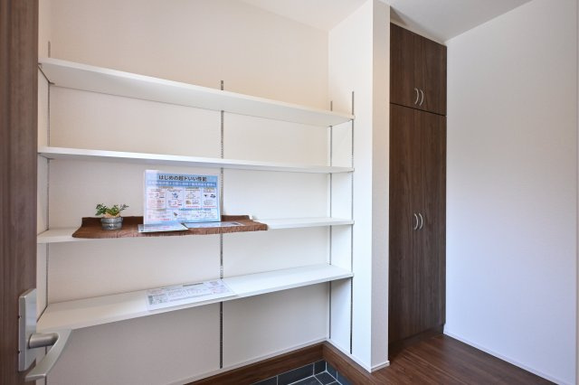 【収納】 | 大泉町第6仙石　一建設＜全５棟＞ | 玄関には大型のシューズクロークがついており、稼働棚で高さも調整可能です♪
