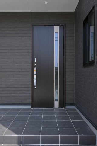 【玄関】 | 大泉町第6仙石　一建設＜全５棟＞ | 屋根付きの玄関は雨の日のぬれずに出入りすることができます！
ダブルロックドアで防犯性も◎