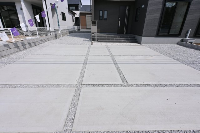 【駐車場】 | 大泉町第6仙石　一建設＜全５棟＞ | 並列駐車可能なカースペースです！お客様も遊びに来やすいですね♪