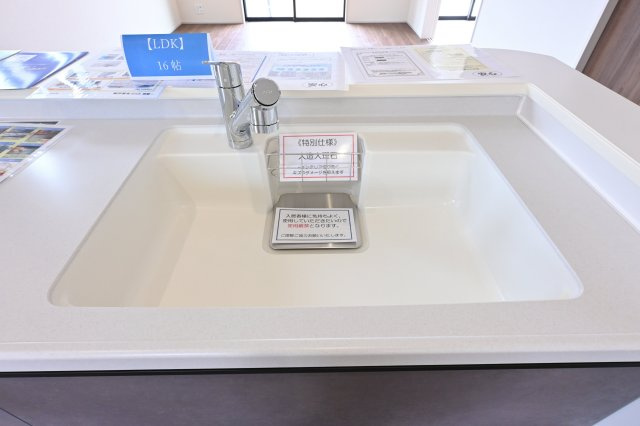 【キッチン】 | 大泉町第6仙石　一建設＜全５棟＞ | システムキッチンは女性目線で設計されており、シンクも広く使いやすい設計です♪