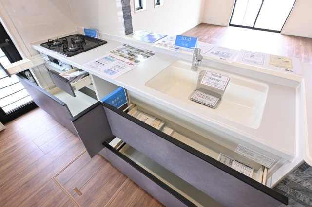 【キッチン】 | 大泉町第6仙石　一建設＜全５棟＞ | 家族並んで料理ができるワイドカウンターのキッチン♪ スライド収納でラクラク収納できます♪