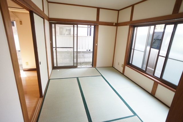 メゾンK【当社管理物件】の洋室|風通し良好です