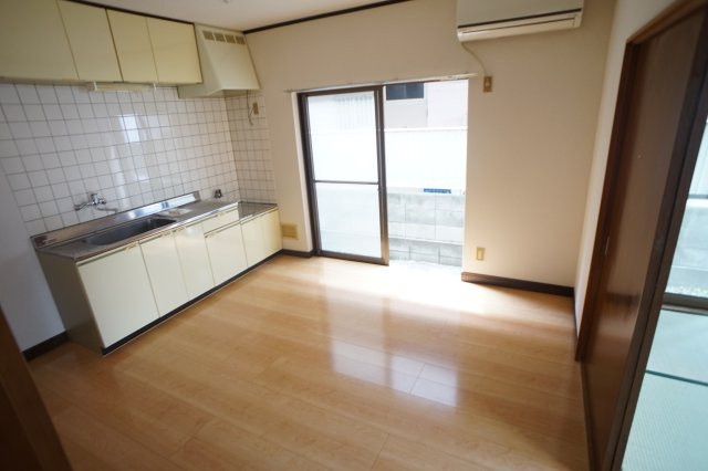 メゾンK【当社管理物件】の居間・リビング|広々ダイニングキッチンです