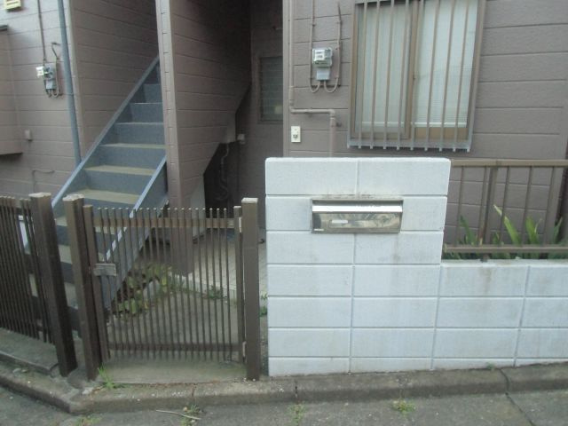 メゾンK【当社管理物件】のエントランス|自転車が1台駐輪しているため、少し狭くなっております。ご了承ください。