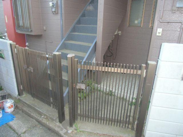 メゾンK【当社管理物件】のロビー|自転車が1台駐輪しているため、少し狭くなっております。ご了承ください。