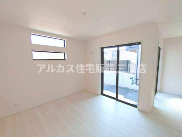 京王線 調布駅バス22分北ノ台小学校停歩4分 新築戸建 調布市深大寺北町2丁目の居間・リビング