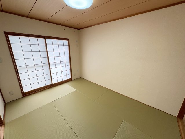 コンフォール学園緑が丘第2・27号棟の和室|明るい陽射しの入る和室があります