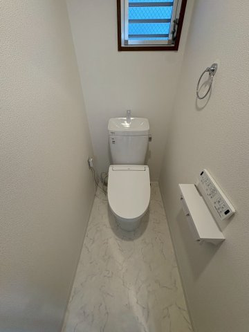 コンフォール学園緑が丘第2・27号棟のトイレ|ゆったりとした空間のトイレです