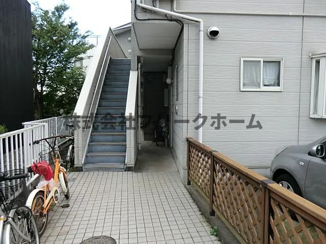 杉並区久我山２丁目のアパートのエントランス