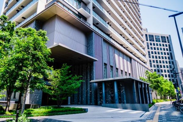  | 【エントランス外観】敷地内は綺麗に管理されています。横断歩道を渡ってすぐセブンイレブンもございます！