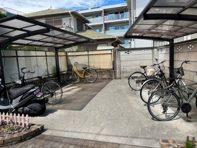 【駐車場】 | グリーンヴィレッジC | 敷地内に自転車置き場があります