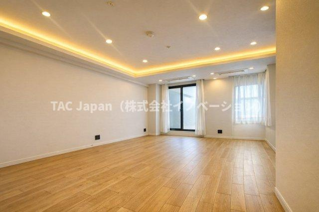 プレステージ千駄木の居間・リビング|落ち着いた品格ある内装と広々としたゆとりの空間が融合したリビングは、家族の安らぎの場となり、食事や団らんの時間を一層豊かに彩ります。
